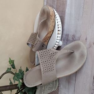 Like new Ellen Tracy sandles/flops